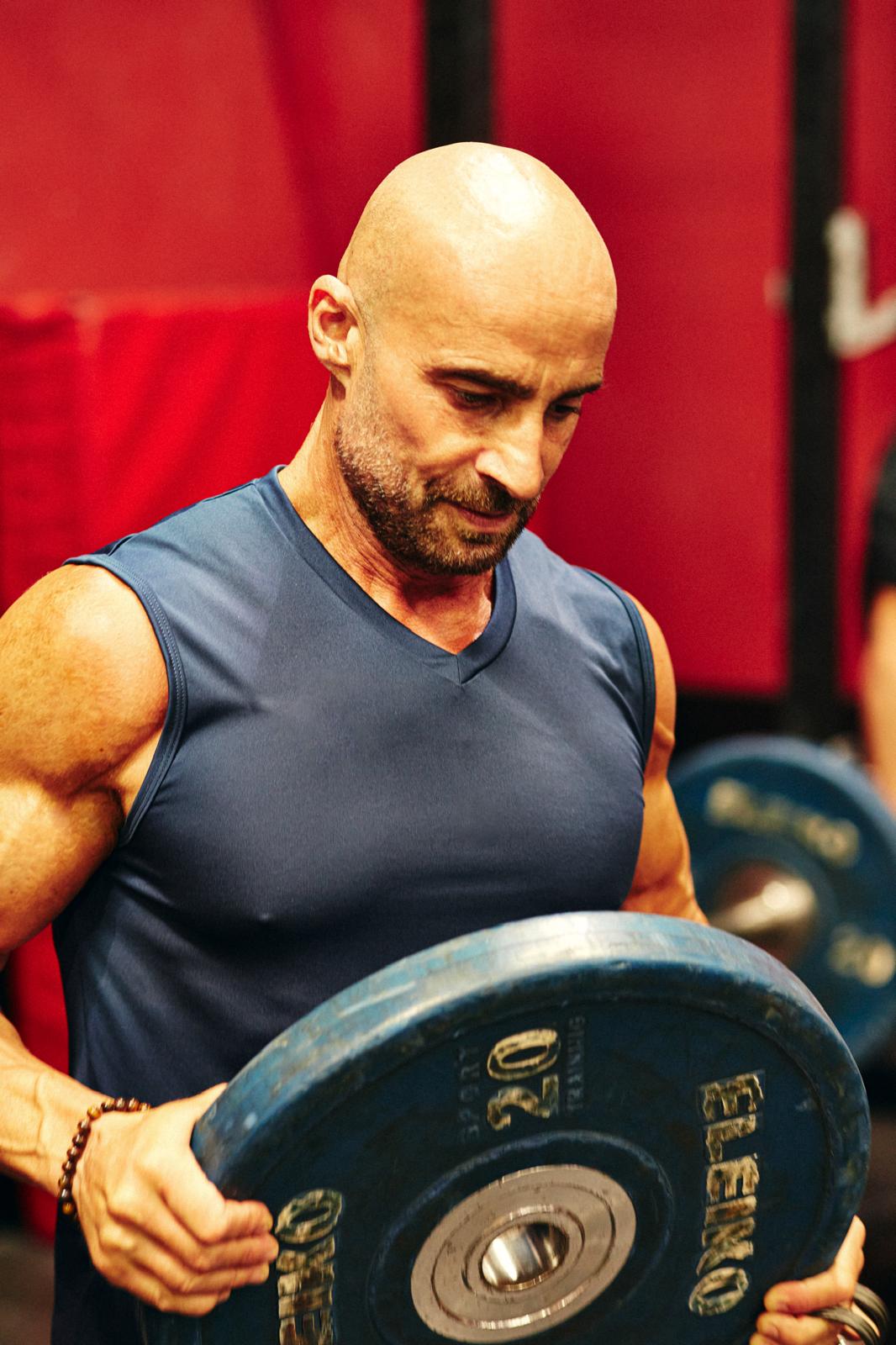 Sesión de entrenamiento de fuerza con enfoque en movilidad y control